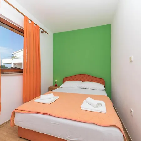 Three-bedroom In Okrug Donji