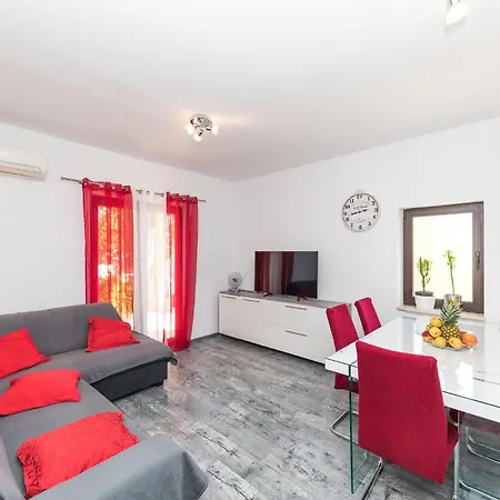 Three-bedroom In Okrug Donji Appartamento *