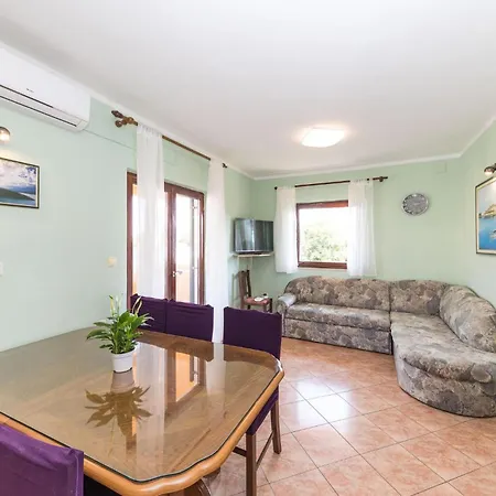 Three-bedroom In Okrug Donji *