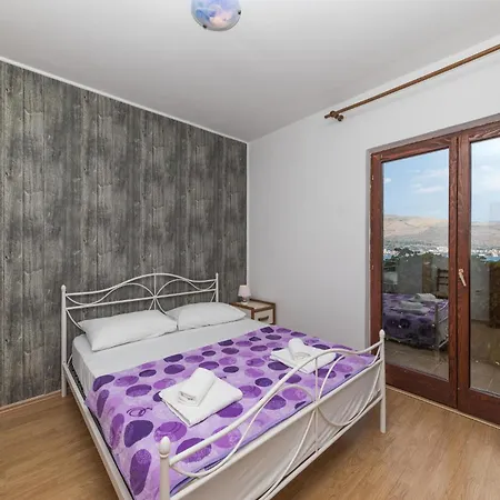 Three-bedroom In Okrug Donji