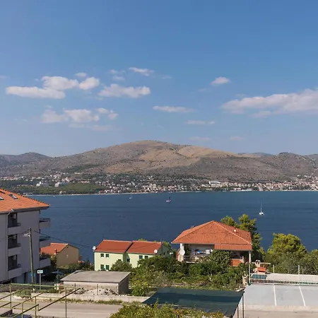 Appartamento Three-bedroom In Okrug Donji