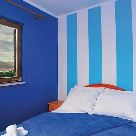 Three-bedroom In Okrug Donji Appartamento *