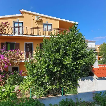 Three-bedroom In Okrug Donji *